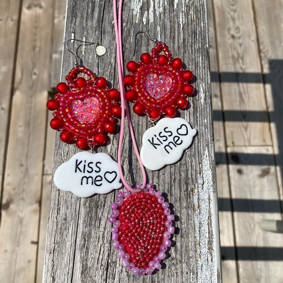 Indigenous bead work matching earrings and necklace - Picture 1 of 3